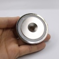 Magnete con base in neodimio con foro svasato D60