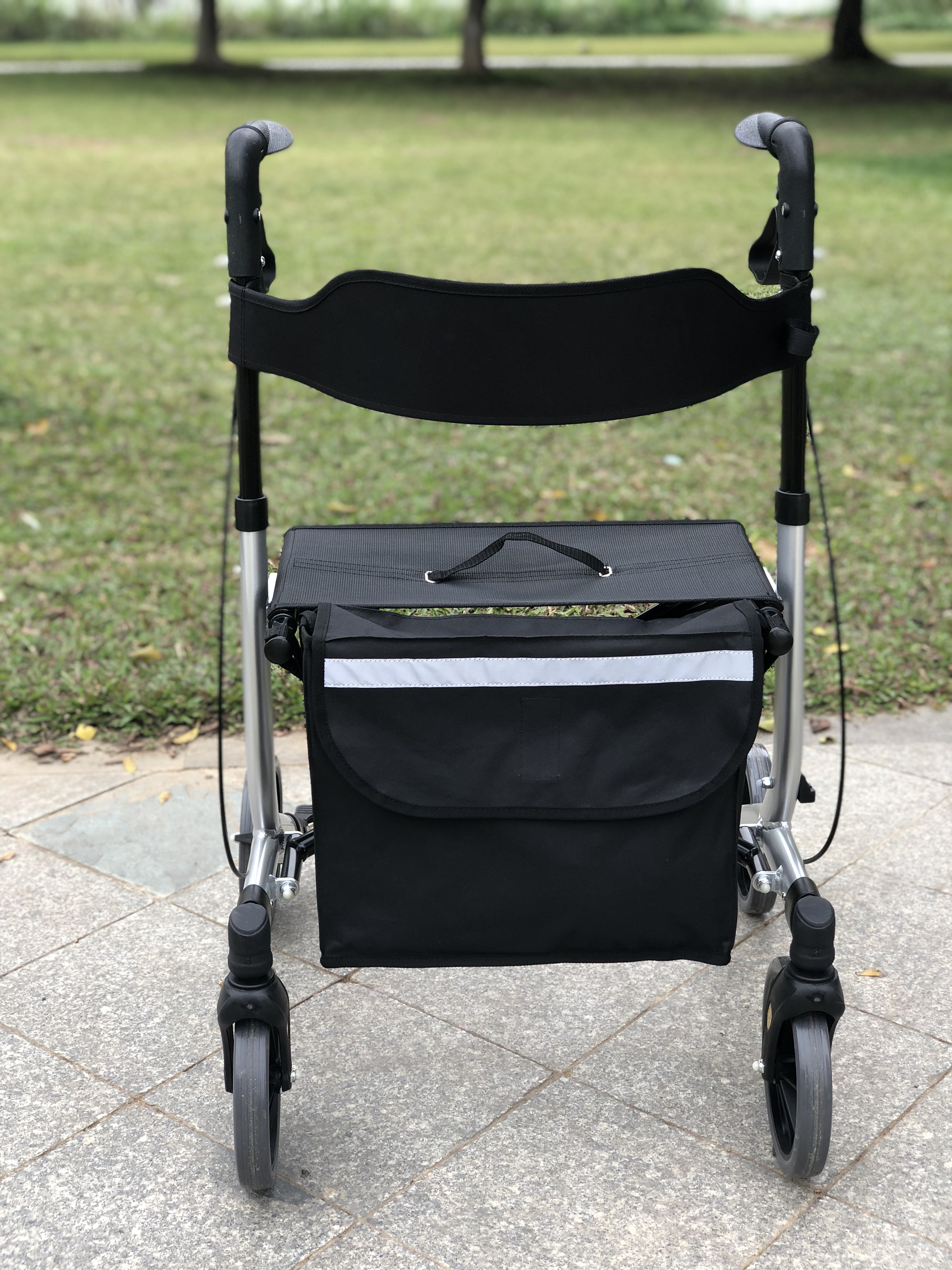 HotSale Luxury German Design Mobility Walker Rollator med shoppingväska för vuxen TRA34