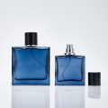 Bouteille de parfum en verre bleu avec couvercle de pompe