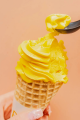 Cone crocante de sorvete durian
