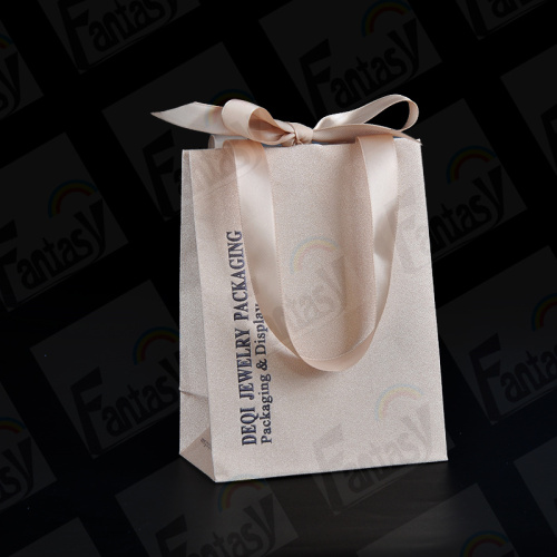 Bolsas de papel de Kraft Cosmetic con su propio logo.