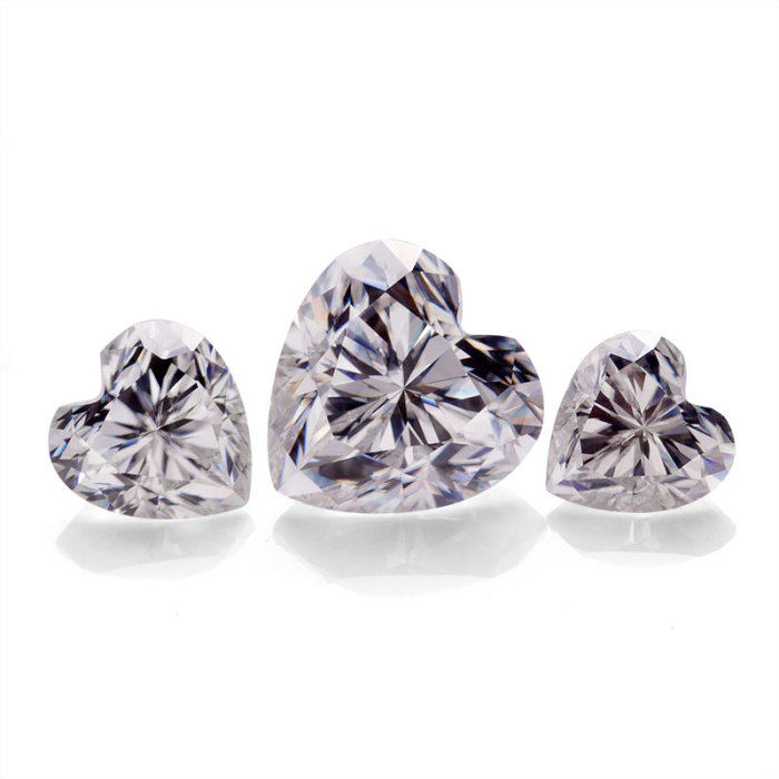 เพชร Moissanite สีขาวรูปหัวใจตัดด้วยมือขนาด 10 × 10 มม