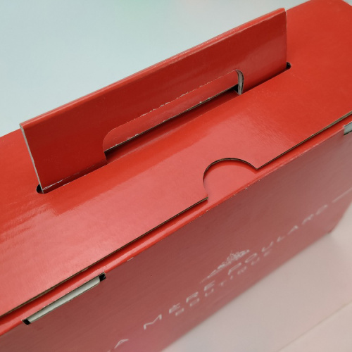 Caixa de embalagem de envio de correspondência vermelha com alça