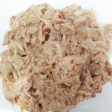 Eingemachter Thunfisch aus weißem Fleisch, zerkleinert in Öl