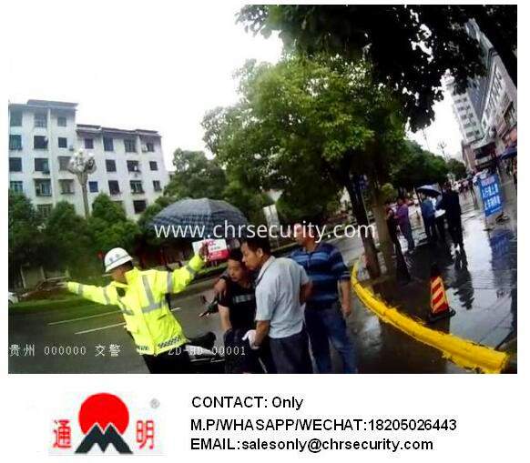 Injured cary traffic police on the construction site of the migrant workers have been cycling in the rain