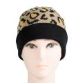 Chapéu de malha de inverno com impressão de leopardo