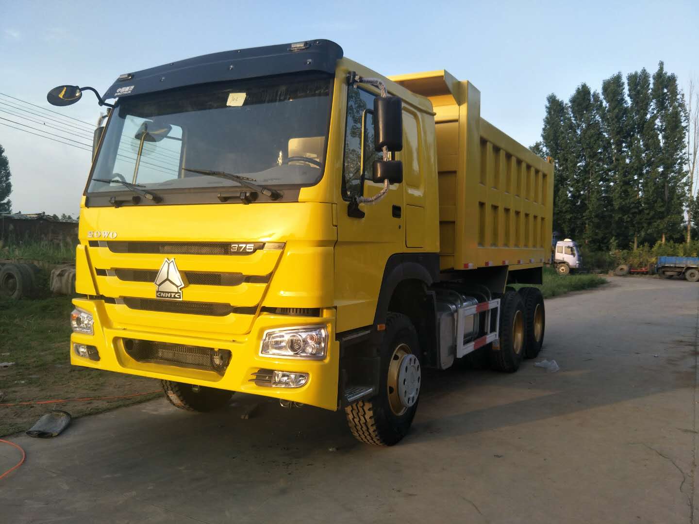 Dump truck from Zhengzhou Dongfeng Mid-South Enterprise Co., Ltd