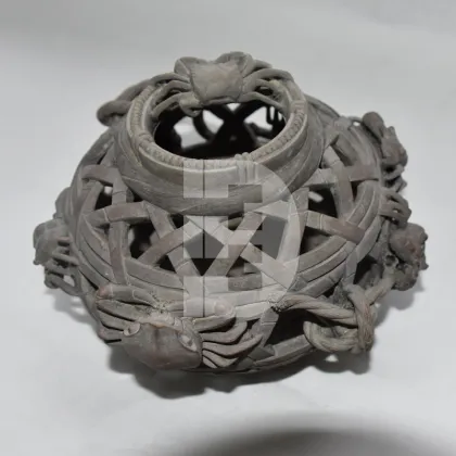 Global high-end art crab basket auction