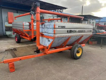 Agricultural fertilizer adding machine