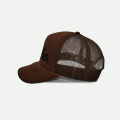 Cappello camionista in schiuma marrone con lettera nera ricamata