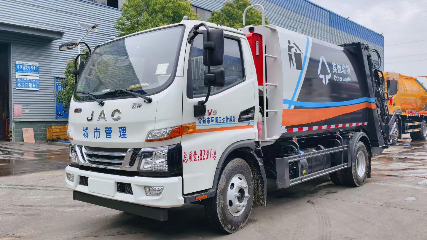 Rear-loading garbage truck with compaction