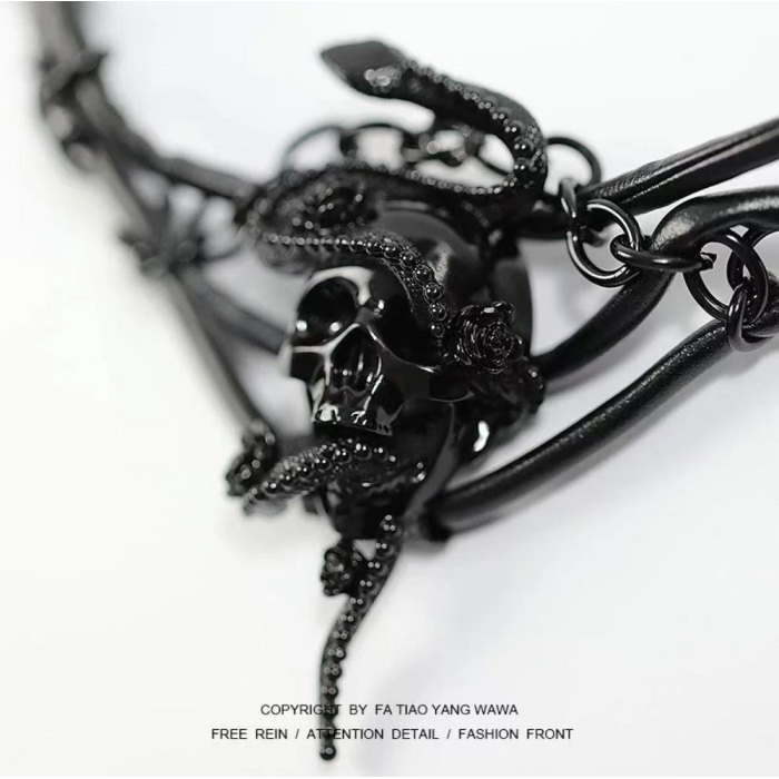 Colar de crânio serpentino preto