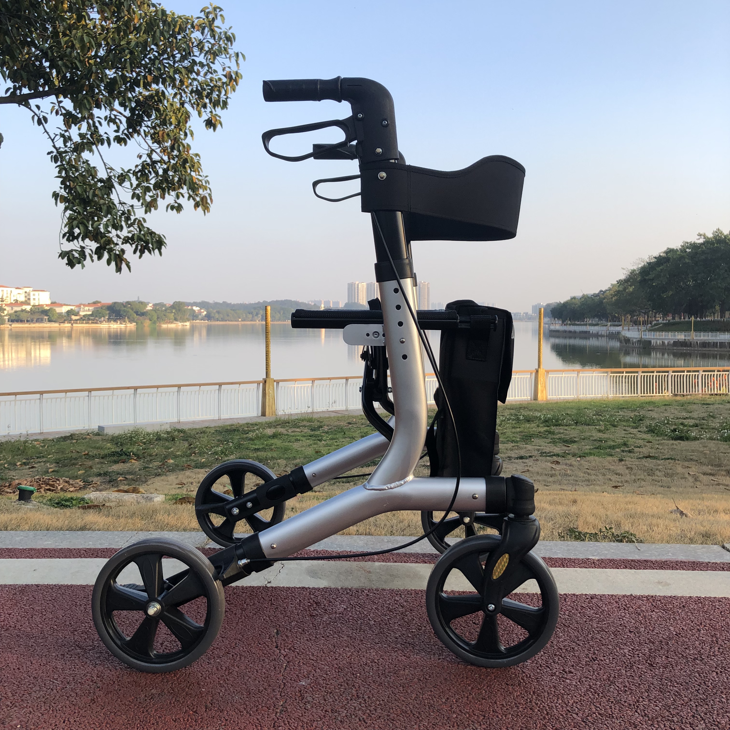 Atención médica Four Wheels Walker Medical Elder Walking Aids Aluminio Rollador plegable liviano con asiento