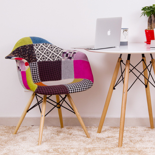 Fauteuil couvert en tissu complet Eames avec jambe en bois