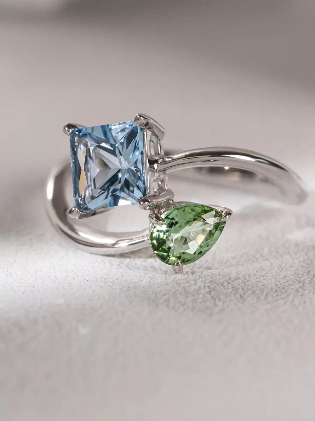 Toi et Moi ring na may dalawang magkatabing diamante sa magandang setting ng alahas