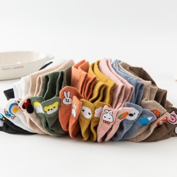 Calcetines bordados de conejo y zanahoria caprichosos