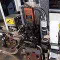 Macchina per inserzione per alloggiamento di crimpatura a filo
