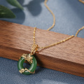 Collar de acero de titanio sofisticado con clip de paz