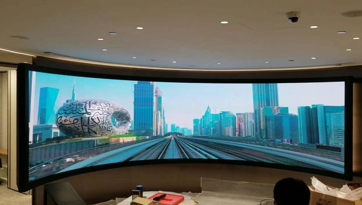 Fine pixel pitch LED screen
