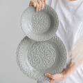 Diseño de color para el hogar al por mayor Patrón de calcomanía de color gris juego de cena de porcelana en relieve juego de vajillas