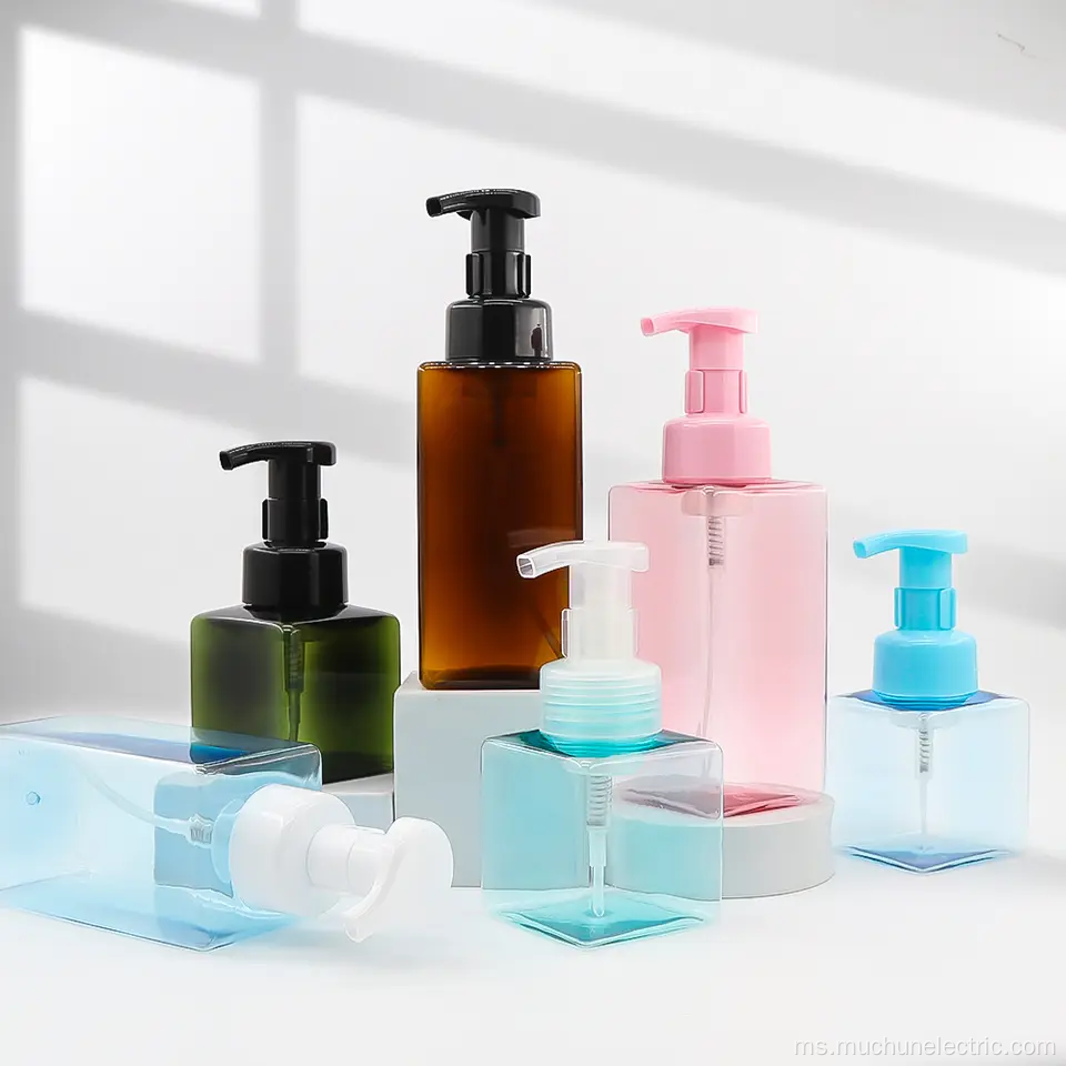 Botol buih sabun kosmetik berbuih dengan botol mencuci
