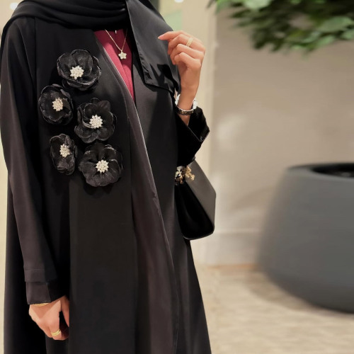 عبای باز تزئین شده با گل