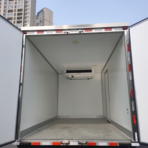 Sinotruk Howo 6 ruedas de 5 toneladas de refrigerador