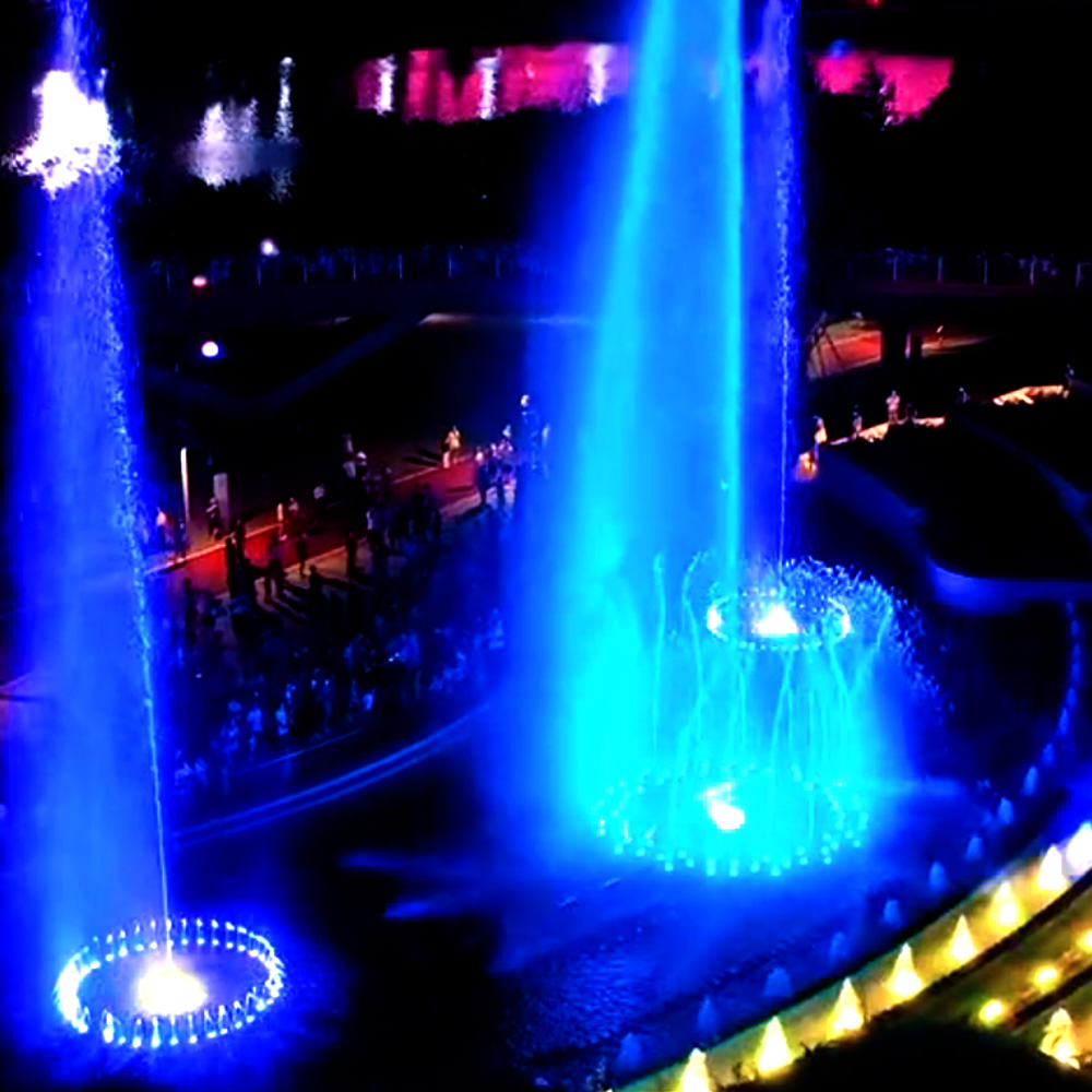 large outdoor water fountains