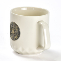 Ceramiczny kubek z logo z wytłoczoną kawą
