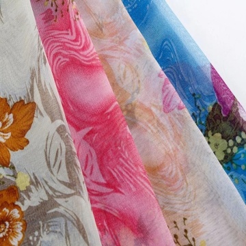 Eleganter und faltenfreier, durchsichtig bedruckter Chiffonstoff