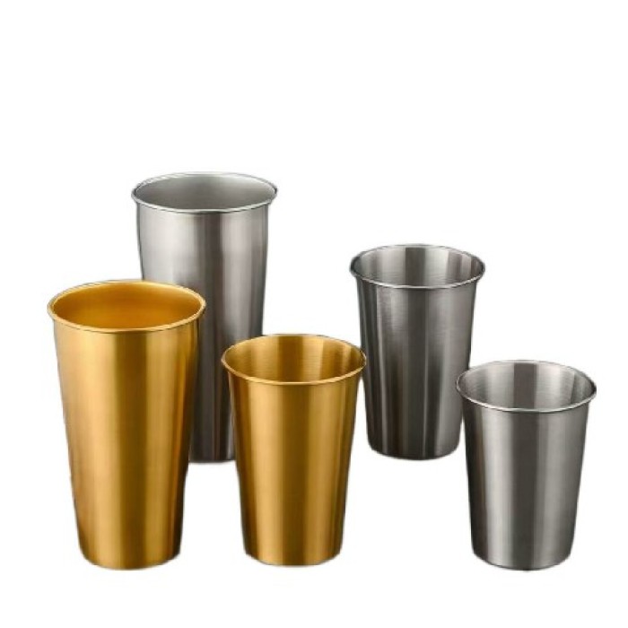 Ein Becher aus Edelstahl