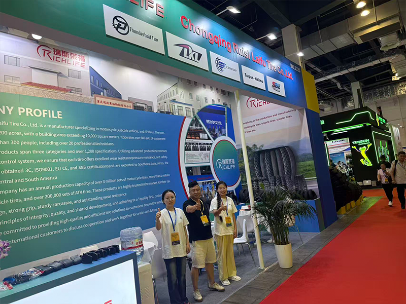 Business discussions at the Shanghai Tire Expo are heating up, with a steady stream of visitors at the Rislife booth.