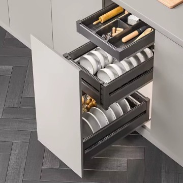 Saddex dabaq ayaa soo saaray dambiisha