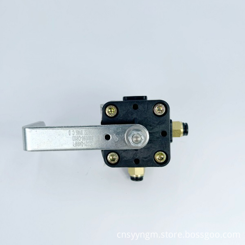 Aluminum Alloy Left Front Air Height Leveling Control Valve for Heavy Trucks (5001090-C6104)