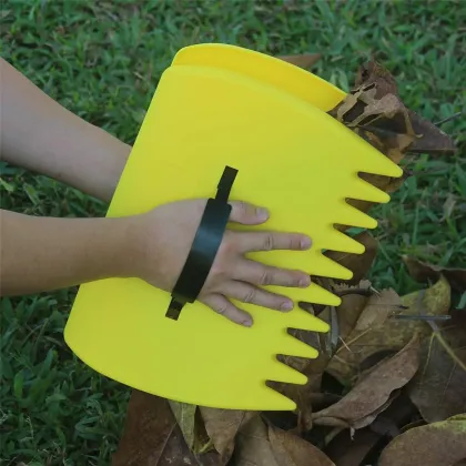Plastic Garden Leaf Scoop and Rake: Leaf and Grass Collector