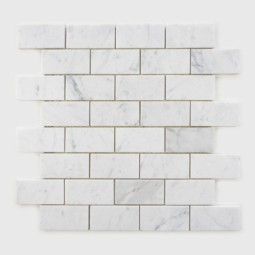 All&#39;interno della cucina muro di pietra in marmo bianco Carrara