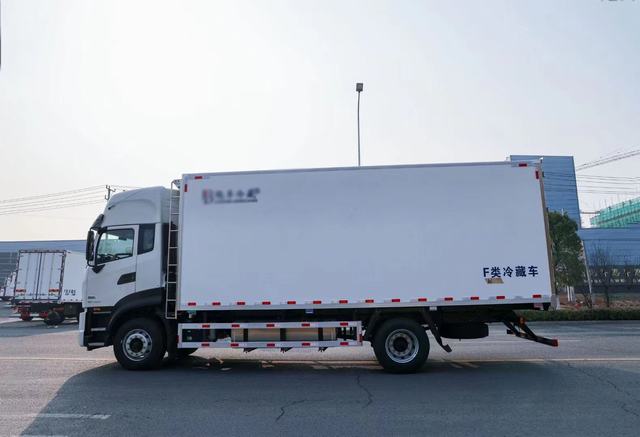 New Dongfeng 9.2M 260HP Van