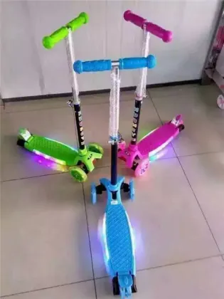 Three Wheel Mini Plastic Child Scooter