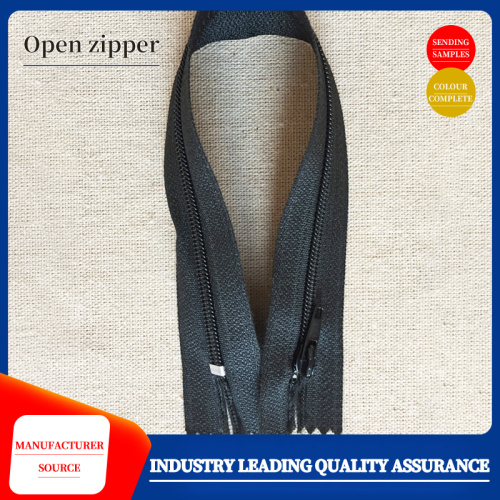 Quilt cover with closed black zipper
