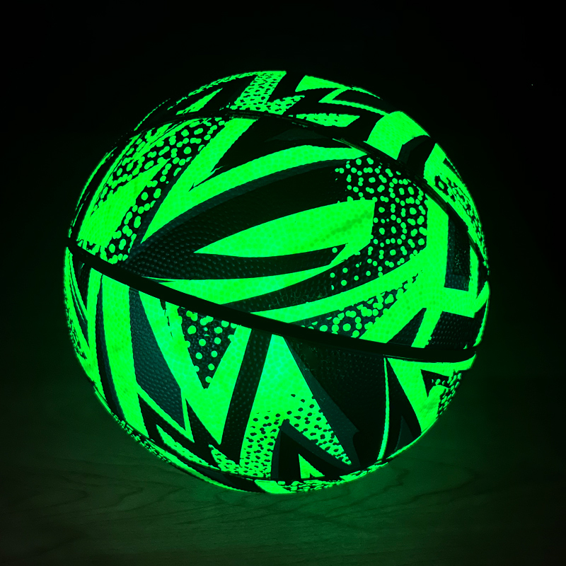 Lichtglows in het donkere basketbal