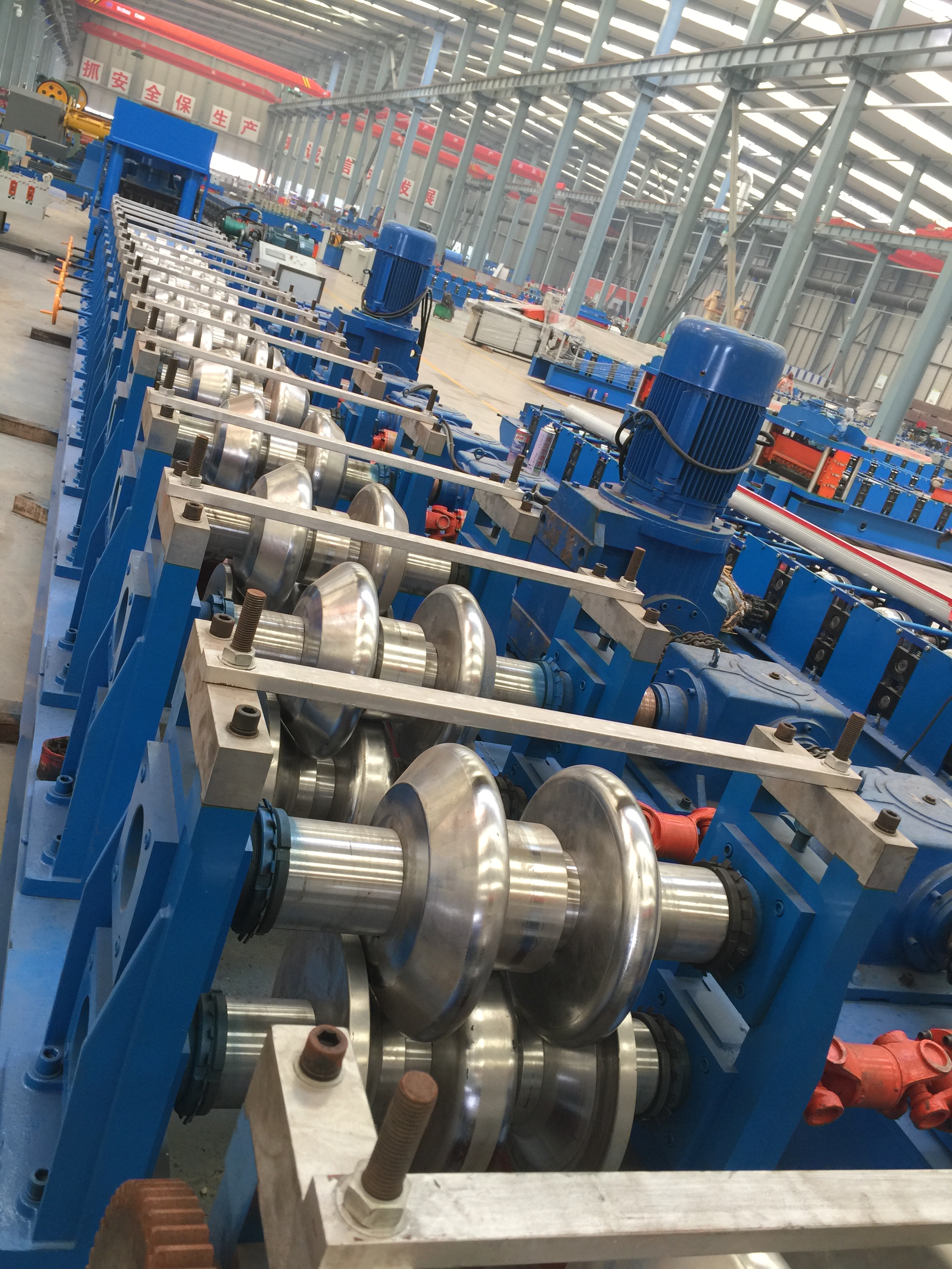 Guardrail roll forming machine