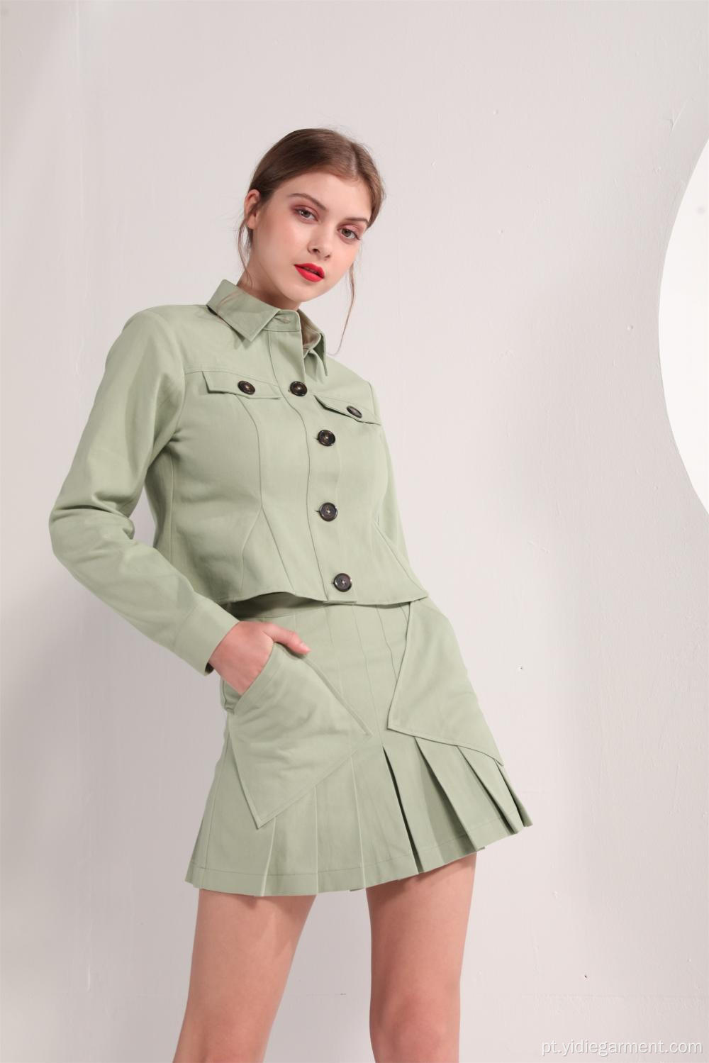 Jaqueta verde oliva e mini saia plissada para mulher