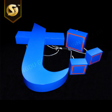 A kék pult üzlet neve megvilágított 3D háttérvilágítású betűk