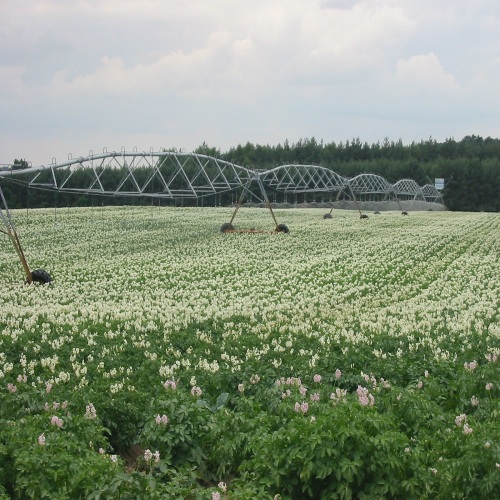 automatic farm irrigation system and center pivot irrigation system