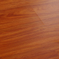 Suelo laminado de alta calidad acabado en madera natural