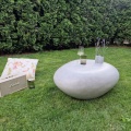 Unregelmäßiger glatte weiße Beton -Terrasse Tisch