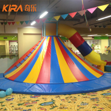 Kids Games Plastik Soft Play Area dengan Slide Volcano Untuk Peralatan Taman Bermain Dalam Ruangan