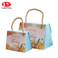 Elegante bolsa de papel de flores de regalo con asa retorcida