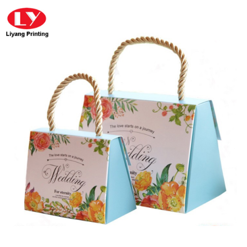 Elegante papieren zak met geschenkbloem en gedraaid handvat