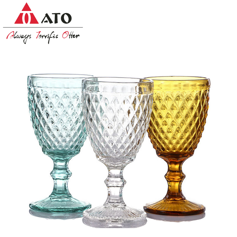 Tazza retrò in bicchiere di calice per vino d'acqua.